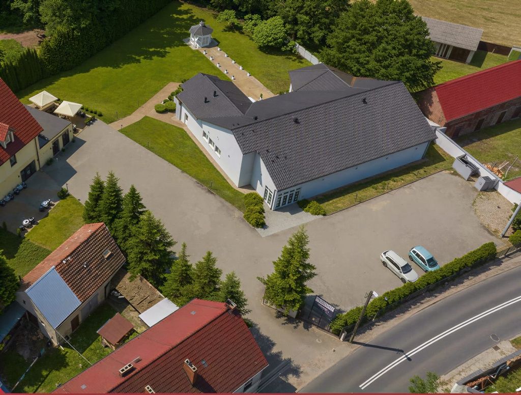 Parking Via Villa w Nowym Kramsku przy lotnisku Zielona Góra-Babimost
